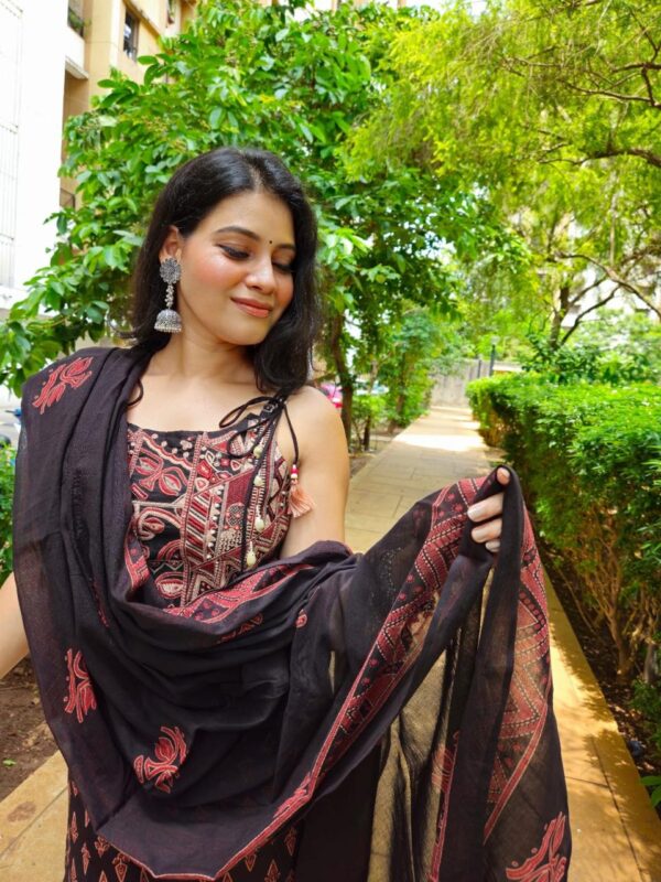 Cotton Sleeveless Kurti Set with Embroidery - Image 7