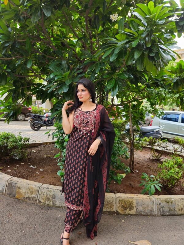 Cotton Sleeveless Kurti Set with Embroidery - Image 6
