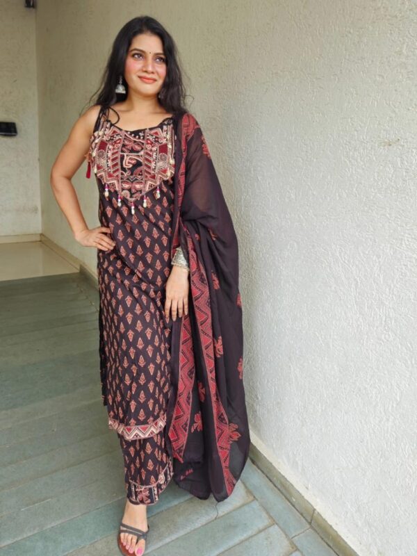 Cotton Sleeveless Kurti Set with Embroidery