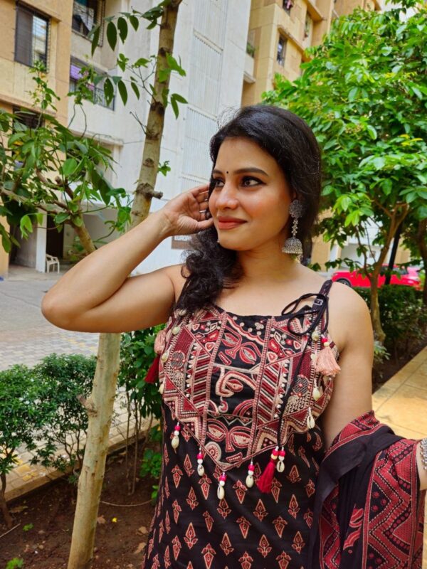 Cotton Sleeveless Kurti Set with Embroidery - Image 5