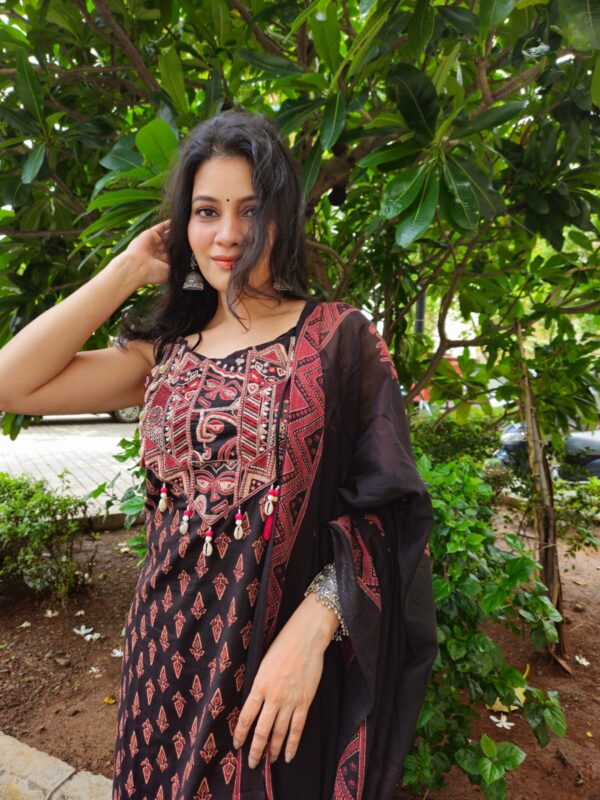 Cotton Sleeveless Kurti Set with Embroidery - Image 4