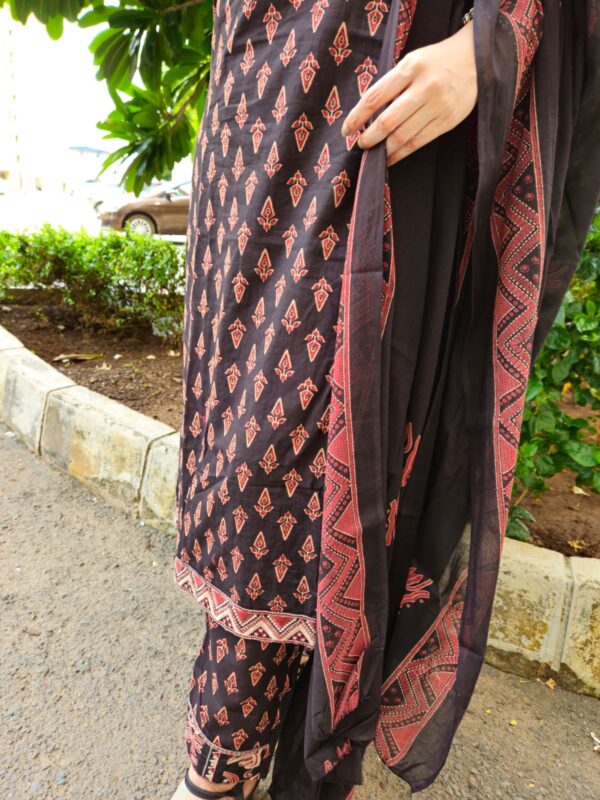 Cotton Sleeveless Kurti Set with Embroidery - Image 3