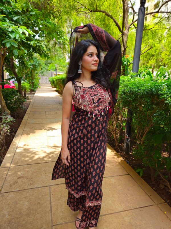 Cotton Sleeveless Kurti Set with Embroidery - Image 2